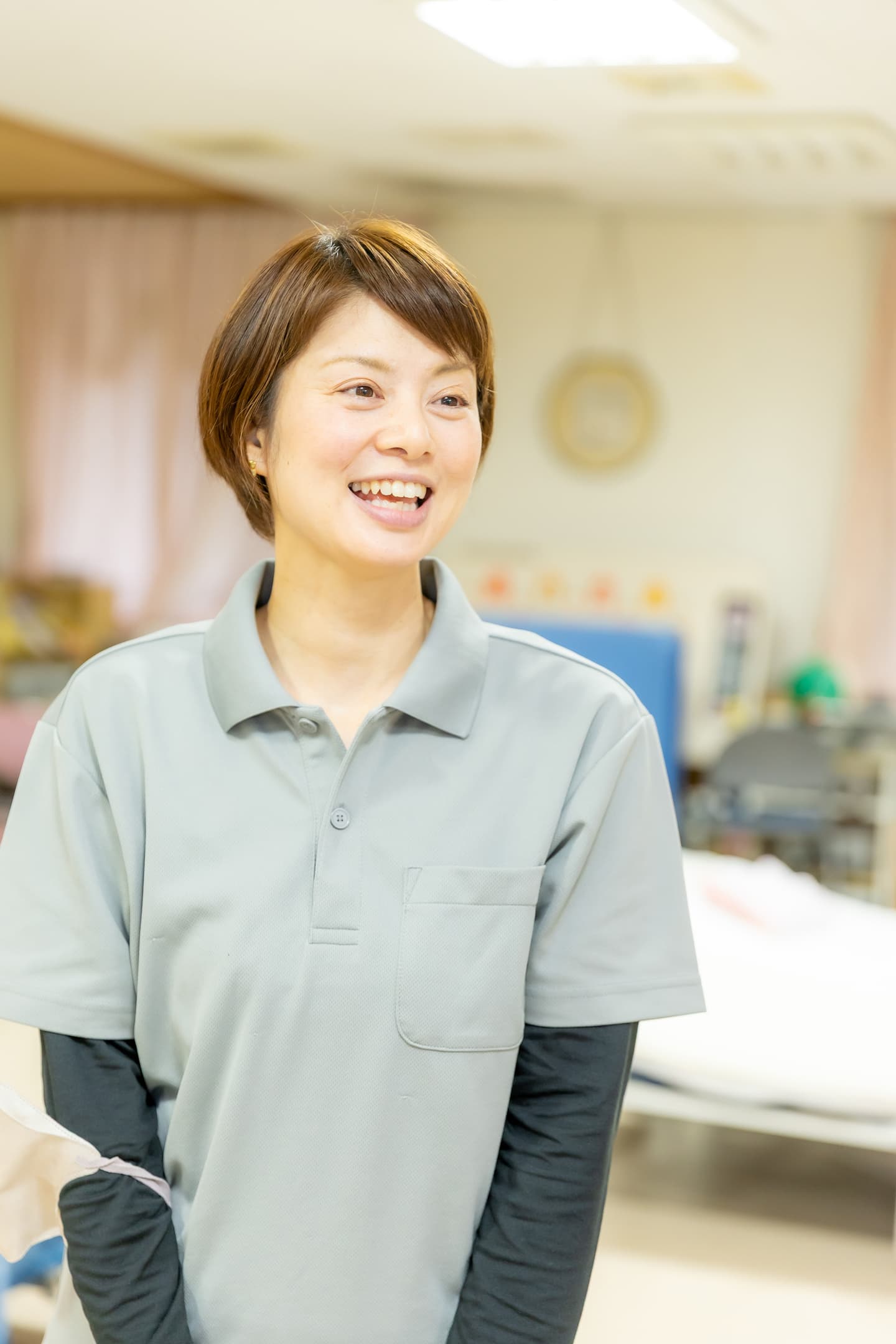介護施設内でポーズをとるスタッフ職員の笑顔ポートレート写真